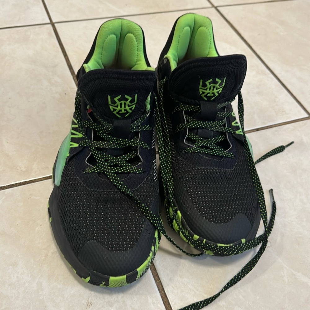Donovan Mitchell issue #1 basketball sneakers